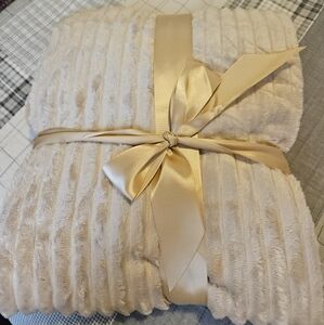 Luxurious Cream Throw Blanket